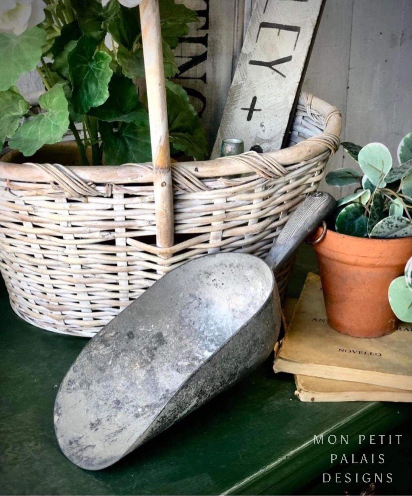 Vintage Scoop