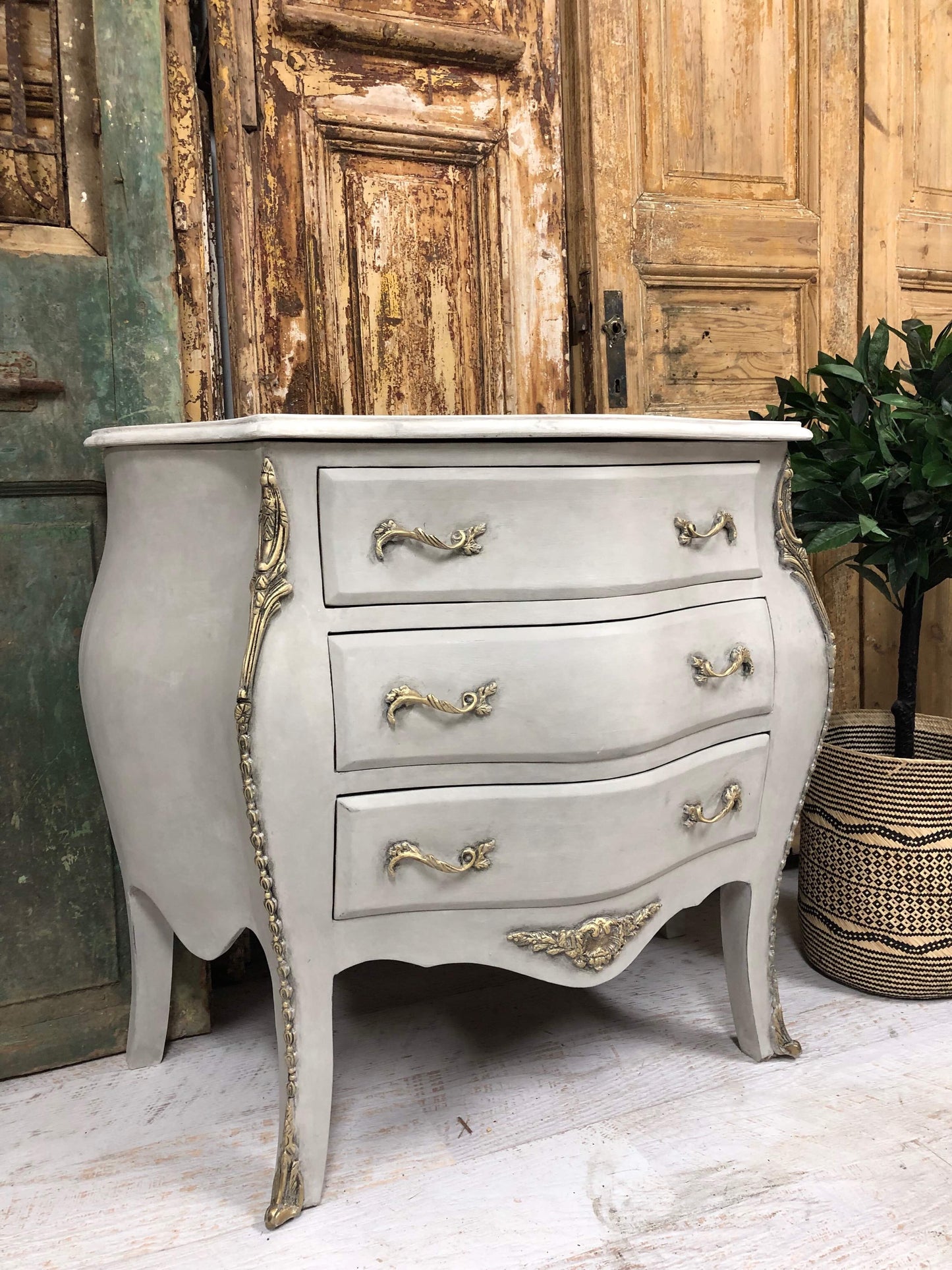 Louis Bombe Chest/Drawers