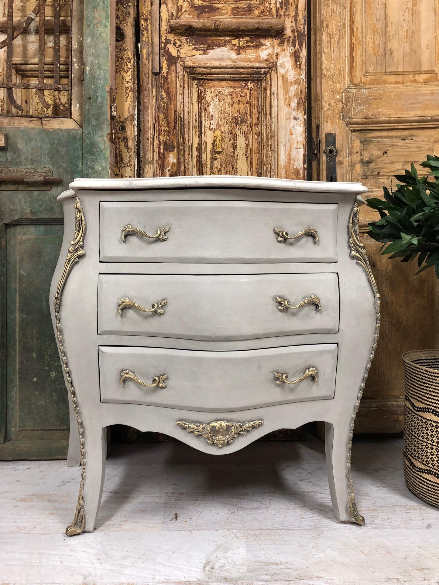 Louis Bombe Chest/Drawers