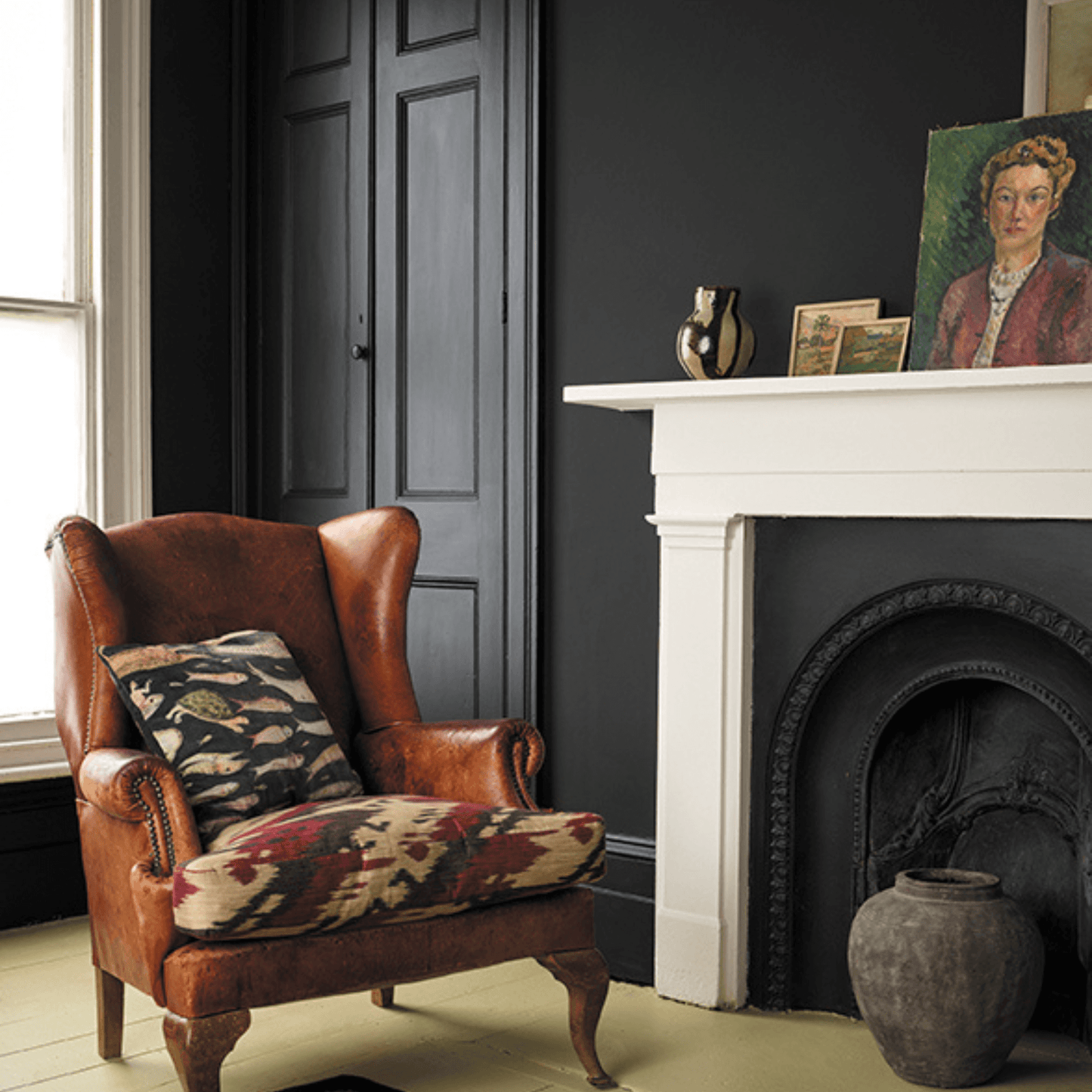 Athenian Black - Annie Sloan Satin Paint®