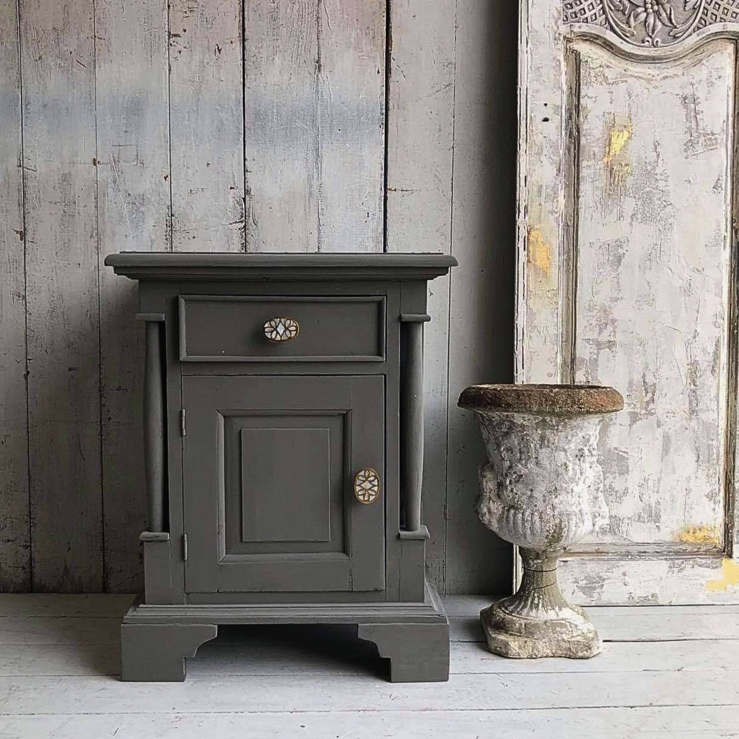 Juliette - Oval Gold & Mother of Pearl Knob