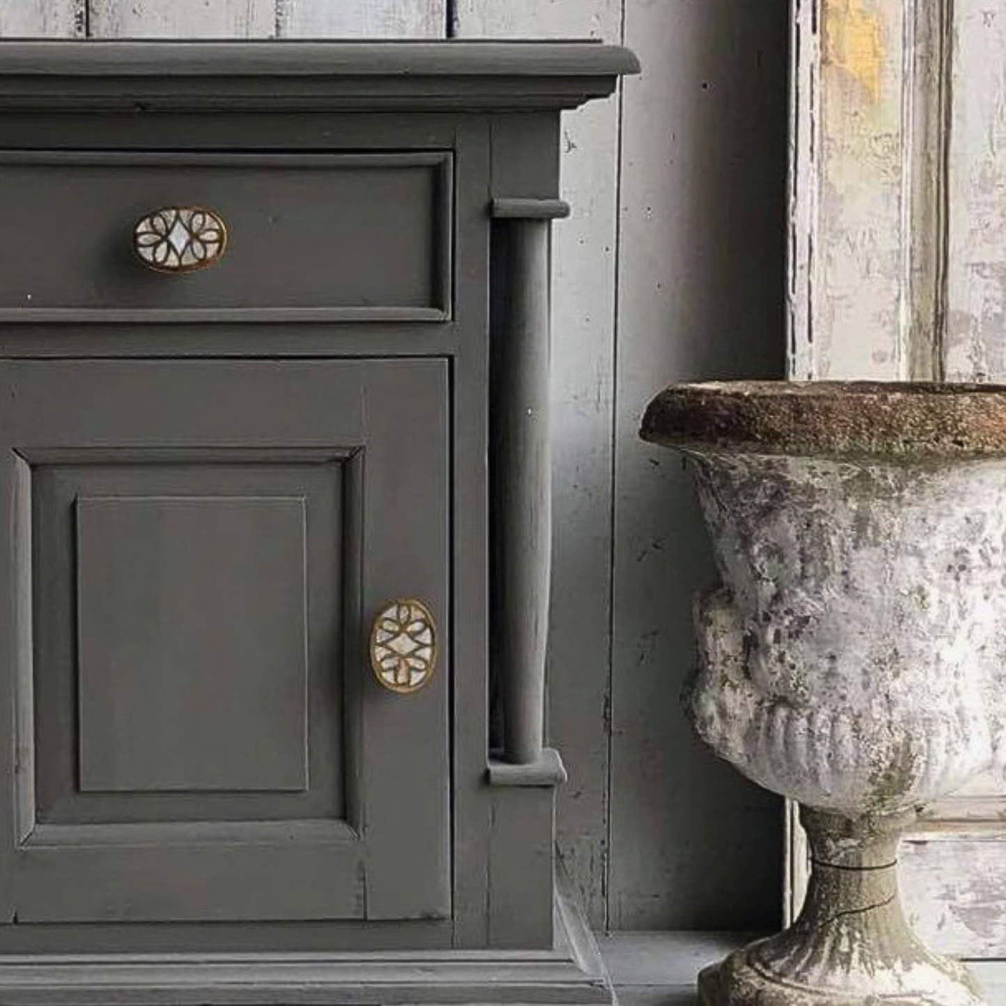 Juliette - Oval Gold & Mother of Pearl Knob