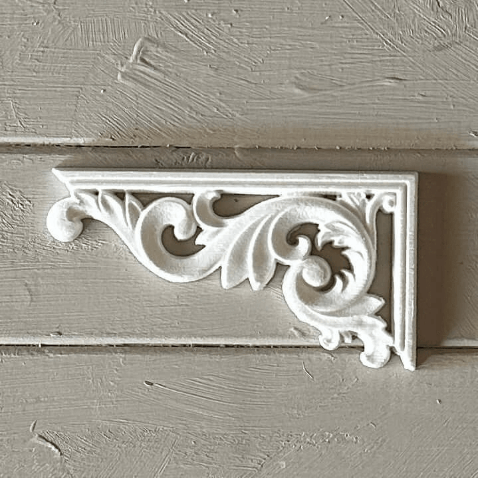 White corner furniture moulding with curved leaf detailing, perfect for furniture restoration, textured paint finishes, and coastal-style décor.