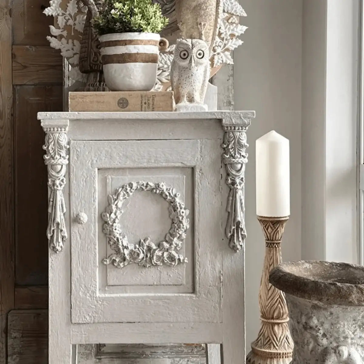 Rococo White Annie Sloan Chalk Paint®