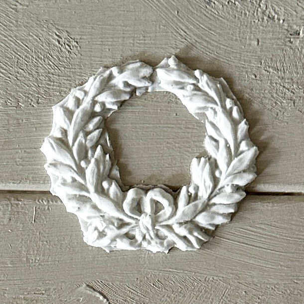 Wreath 001 - Resin Applique for Furniture & Crafts, small white laurel-style wreath for décor projects.