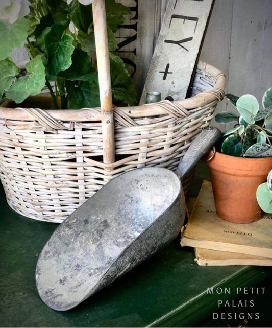 Vintage Scoop